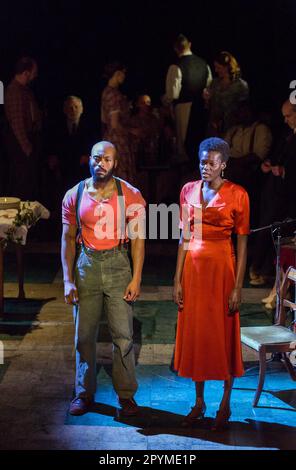 „Hurricane“ - Arinze Kene (Joe Scott), Sheila Atim (Marianne Laine) in GIRL FROM THE NORTH COUNTRY von Conor McPherson im Noel Coward Theatre, London WC2 11/01/2018 an Old Vic Juli 2017 Produktion Musik & Texte: Bob Dylan Design: Rae Smith Beleuchtung: Mark Henderson Bewegung: Lucy Hind Regisseur: Conor McPherson Stockfoto