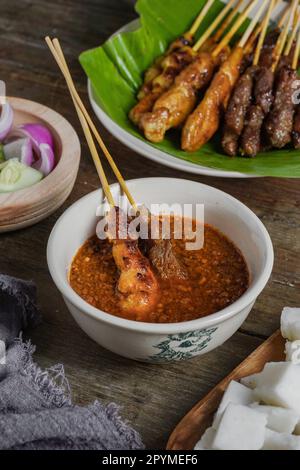 Gegrilltes Hähnchen und Rindersatay mit Erdnusssoße sind berühmte malaysische und indonesische lokale Gerichte Stockfoto