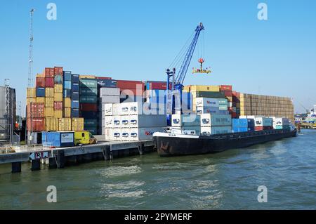 Rotterdam, Niederlande - 17. September 2014: Der Hafen von Rotterdam ist nach Singapur und Shanghai der drittgrößte Hafen der Welt Stockfoto