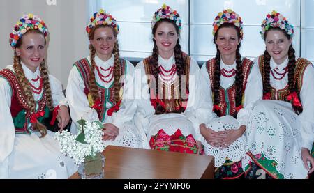 Gruppe von Youmg Damen in vollem polnischen Nationalkostüm Stockfoto