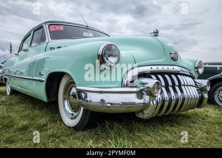 Der alte Buick Acht parkte auf dem Shoreham-Flugplatz Stockfoto