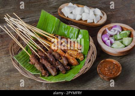 Gegrilltes Hähnchen und Rindersatay mit Erdnusssoße sind berühmte malaysische und indonesische lokale Gerichte Stockfoto