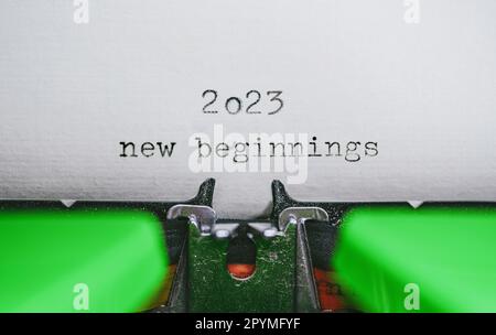 Alte Schreibmaschine mit folgendem Text auf Papier - 2023 Neuanfänge. Neujahrskonzept Stockfoto
