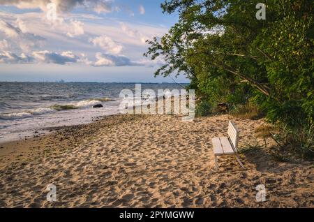 Wunderschöne Küstenlandschaft an einem Sommerferientag. Weiße Bank am Strand mit dem wellenförmigen Meer im Hintergrund. Foto wurde in Gdynia, Polen, aufgenommen. Stockfoto