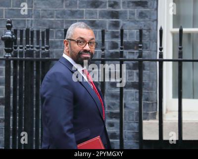 London, Großbritannien. 2. Mai 2023. James clever, Staatssekretär für Auswärtige Angelegenheiten, Commonwealth und Entwicklungsangelegenheiten, kommt zur Kabinettssitzung Downing Street Nr. 10. Stockfoto