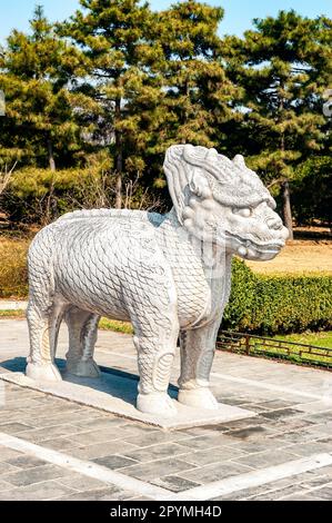 Die Skulptur eines aus Stein gemeißelten Qilins (Kylin), eines imaginären Tieres, das die Schirmherrschaft entlang des Heiligen Weges darstellt, Ming-Gräber, China Stockfoto