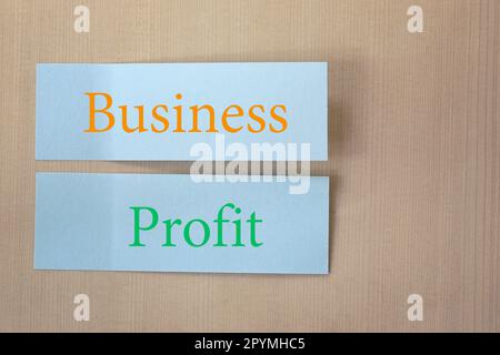 Text auf blauem Papier mit den Worten „Business“ und „Profit for Design“ in Ihrem Arbeitskonzept für ein erfolgreiches Geschäft. Stockfoto