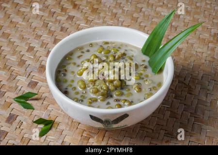 Köstlicher süßer Haferbrei Mung Seans oder malaysische Menschen namens Bubur Kacang Hijau ist ein traditionelles malaysisches und indonesisches Dessert Stockfoto