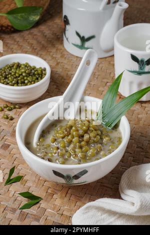 Köstlicher süßer Haferbrei Mung Seans oder malaysische Menschen namens Bubur Kacang Hijau ist ein traditionelles malaysisches und indonesisches Dessert Stockfoto