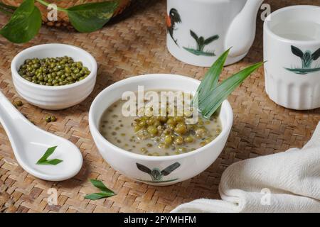 Köstlicher süßer Haferbrei Mung Seans oder malaysische Menschen namens Bubur Kacang Hijau ist ein traditionelles malaysisches und indonesisches Dessert Stockfoto