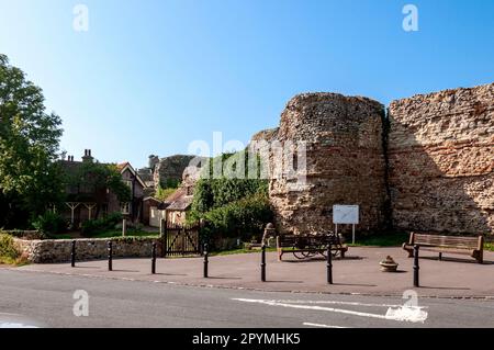 Die alte äußere Vorhangwand und Türme von Pevensey Castle, einer mittelalterlichen Burg und der ehemaligen römischen sächsischen Küstenfestung in Pevensey in der Grafschaft Sussex Stockfoto