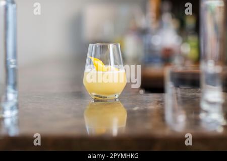 Das Penicillin-Cocktail-Getränk im Glas auf der Theke. Stockfoto