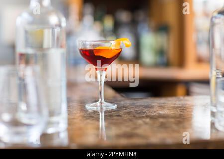 Altmodisches, klassisches Cocktailgetränk im Glas an der Bar. Stockfoto