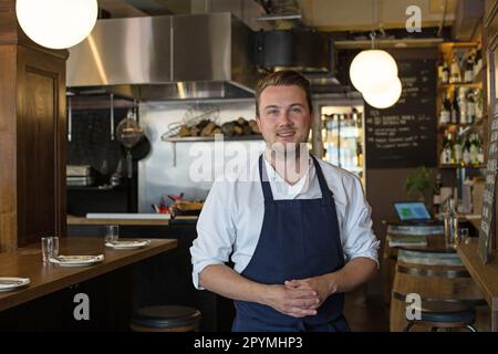 Tomos Parry Koch im Brat Restaurant in London, Großbritannien Stockfoto