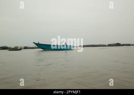 Ondo State, Nigeria - 2. Mai 2023 - Ein Boot, das durch das Wasser von Abereke in der Ilaje Gemeinde von Ondo State fährt. Stockfoto