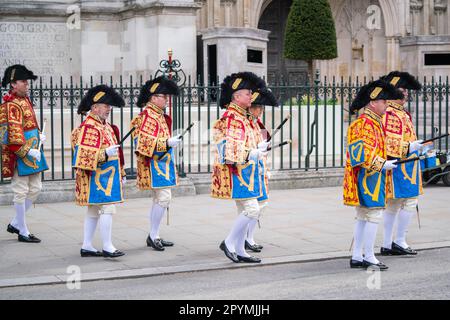 London UK. 4. Mai 2023 Heraldische Könige der Waffen gehen am Eingang zur Westminster Abbey vorbei während der Proben der Krönung von König Karl III. , Der größten zeremoniellen Veranstaltung seit 70 Jahren in der Hauptstadt. Kredit: amer Ghazzal/Alamy Live News Stockfoto