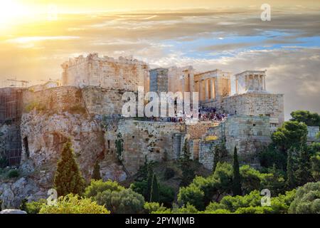 Dramatischer Sonnenuntergang über der antiken Akropolis von Athen. Am Morgen wandern Touristen durch die Akropolis von Athen. Athen, Griechenland Stockfoto