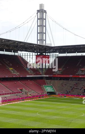 Ein vertikales Bild eines leeren Stadions mit roten Sitzplätzen Stockfoto