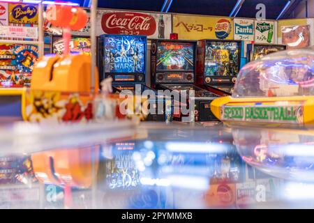 Arkadenraum in Japan mit Retro-Spielen Stockfoto