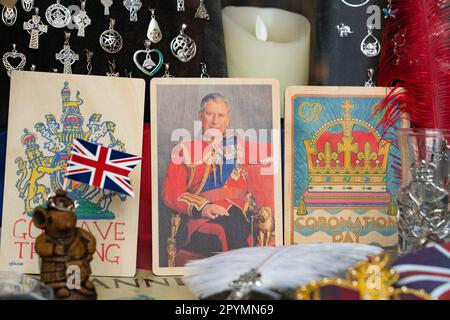 Edinburgh, Schottland, Großbritannien. 4. Mai 2023 Bilder von Geschäften und Straßen in der Altstadt von Edinburgh, während sich Großbritannien auf die Krönung von König Karl II. Am 6. Mai vorbereitet. Abbildung: Tagesanzeige der Krönung in einem Schaufenster. Iain Masterton/Alamy Live News Stockfoto