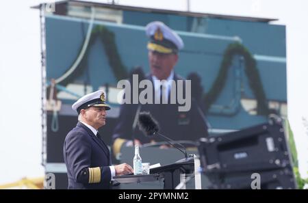 04. Mai 2023, Hamburg: Vizeadmiral Frank Lenski, Kommandeur der Flotten- und Unterstützungstruppen und stellvertretender Leiter der Marineeinsätze, spricht während der Namensverleihung der Corvette F266 „Emden“, dem zweiten von insgesamt fünf neuen Schiffen der Marine, am Kai der Werft Blohm Voss im Hafen. Etwa sechs Jahre nach Erteilung des Bauauftrags wird das zweite von fünf neuen Marineschiffen getauft. Die Korvette der deutschen Marine heißt offiziell Emden. Alle fünf neuen Korvetten werden auf mehreren norddeutschen Werften unter Leitung der NVL-Gruppe gebaut. Foto: Marcus Brandt/dpa Stockfoto