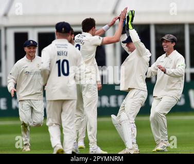 Incora Derbyshire County Cricket Ground, Derby, Vereinigtes Königreich, 4 -7. Mai 2023. Derbyshire County Cricket Club gegen Leicestershire County Cricket Club in den LC= Inter County Cricket Championships 2023 Henry Brookes (Derbyshire Bowler) feiert nach dem Bowling mit Teamkollegen. Bild: Mark Dunn/Alamy, Stockfoto