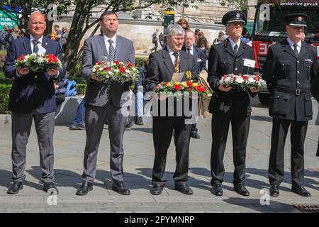 London, Großbritannien. Mai 2023. Vertreter der Feuerwehr und des Memorial Trust sowie Feuerwehrleute der Union Street Feuerwehrzentrale und der Station legen am 4. Mai, dem Firefighter's Memorial Day, Kränze am National Firefighters Memorial in der Nähe der St. Paul's Cathedral ab. Der Tag erinnert an alle Feuerwehrleute und Feuerwehr- und Rettungskräfte auf der ganzen Welt, die verletzt wurden oder ihr Leben verloren haben könnten. Quelle: Imageplotter/Alamy Live News Stockfoto