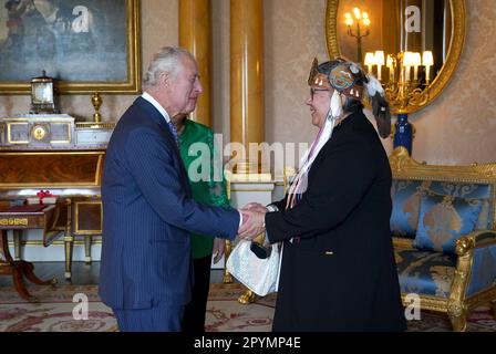 König Charles III. Empfängt Roseanne Archibald, National Chief, Assembly of First Nations, während einer Audienz im Buckingham Palace, London. Foto: Donnerstag, 4. Mai 2023. Stockfoto