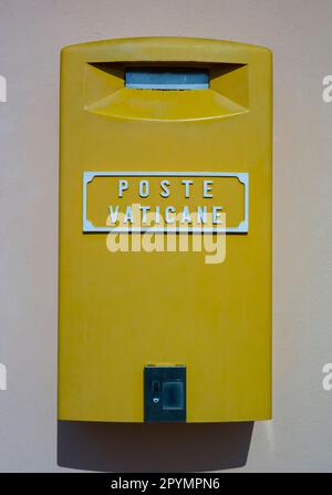 Ein Briefkasten in den päpstlichen Farben, Vatikanstadt, Rom, Italien Stockfoto
