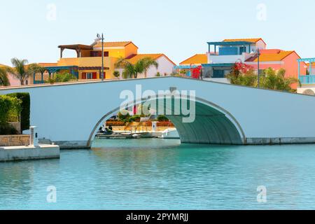 Bogenbrücke über den Wasserkanal. Brücke und Hütten in Limassol Zypern Stockfoto