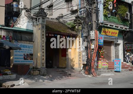 Ha Noi, Vietnam. Das Dorftor ist ein besonderes altes architektonisches Werk Vietnams. Heutzutage ist das Dorftor nicht mehr sehr fällig Stockfoto