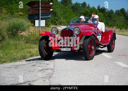 URBINO, ITALIEN, ALFA ROMEO 6C 1750 GRAN SPORT BRIANZA 1934 auf einem alten Rennwagen in der Rallye Mille Miglia 2022 Stockfoto