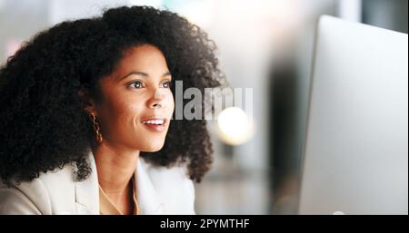 Weibliche IT-Managerin, die an einem Desktop-Computer arbeitet. Happy Information Technology Operation Experte oder Experte, die Software-Management für die Arbeit übernimmt Stockfoto