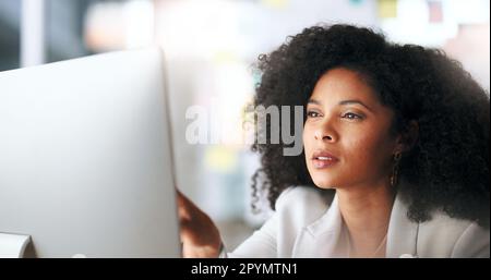 Weibliche IT-Managerin, die an einem Desktop-Computer arbeitet. Happy Information Technology Operation Experte oder Experte, die Software-Management für die Arbeit übernimmt Stockfoto