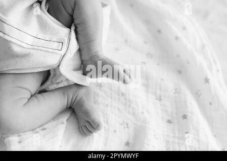 Nahaufnahme der Füße eines Neugeborenen Stockfoto