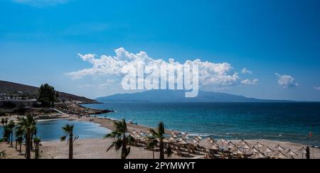 Sarande Beach im Sommer. Bistrica Beach mit Blick auf die Insel Korfu mit Palmen und wunderschönem blauen Himmel, Albanien Stockfoto