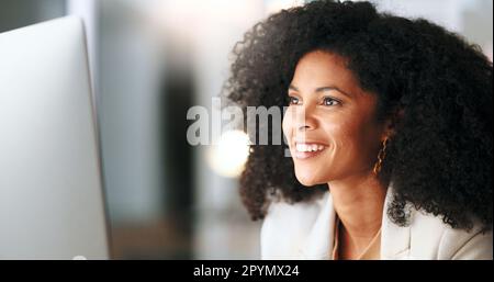 Weibliche IT-Managerin, die an einem Desktop-Computer arbeitet. Happy Information Technology Operation Experte oder Experte, die Software-Management für die Arbeit übernimmt Stockfoto