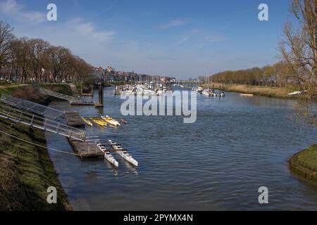 Blick auf den Yachthafen an der Somme in Saint-Valery-sur-Somme in Nordfrankreich. Sonniger Frühlingstag mit klarem blauen Himmel. Stockfoto