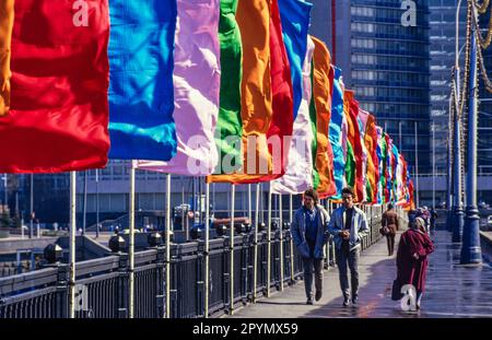 1988 Uhr: Flaggen fliegen auf der Kutusowski-Brücke über die Moskau zur Vorbereitung der Feierlichkeiten am Maitag in Moskau. Stockfoto