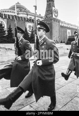 1988: Ehrenwache am Lenin-Mausoleum auf dem Roten Platz in Moskau Tage vor den Feierlichkeiten zum Maitag. Stockfoto