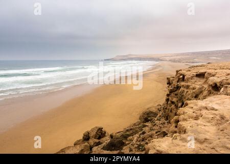 Atlantik in Marokko, Wasser spritzt auf die Felsen an windigen Tagen Stockfoto