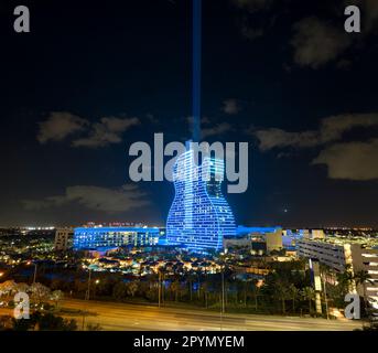 Blick aus der Vogelperspektive auf das gitarrenförmige Seminole Hard Rock Hotel and Casino in Hollywood, Florida Stockfoto