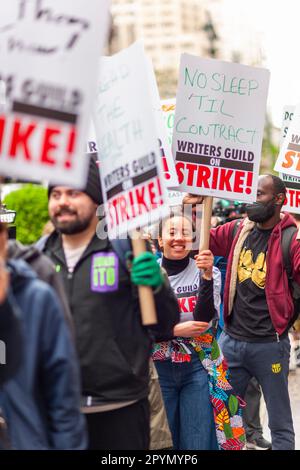 Mitglieder der Writers Guild of America East und ihre Anhänger streiken am Dienstag, den 2. Mai 2023 vor den Peacock Upfronts auf der Fifth Avenue. Die Gilde verließ das Unternehmen, nachdem die Verhandlungen mit der Alliance of Motion Picture and Television Produzenten nicht zu einer Vereinbarung geführt hatten. Die Autoren wünschen sich einen größeren Anteil am Streamingumsatz sowie obligatorische Personalausstattung und Beschäftigungsdauer. Der letzte Streik im November 2007 dauerte 100 Tage. (© Richard B. Levine) Stockfoto