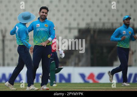 Abahani Ltd. Ausländischer Spieler pakistani Khushdil Shah feiert einen seiner sechs Wickets während der Dhaka Premier Division Cricket League 2022-23 super l. Stockfoto