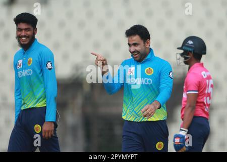 Abahani Ltd. Ausländischer Spieler pakistani Khushdil Shah feiert einen seiner sechs Wickets während der Dhaka Premier Division Cricket League 2022-23 super l. Stockfoto