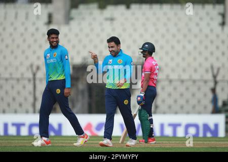 Abahani Ltd. Ausländischer Spieler pakistani Khushdil Shah feiert einen seiner sechs Wickets während der Dhaka Premier Division Cricket League 2022-23 super l. Stockfoto