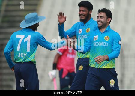 Abahani Ltd. Ausländischer Spieler pakistani Khushdil Shah feiert einen seiner sechs Wickets während der Dhaka Premier Division Cricket League 2022-23 super l. Stockfoto