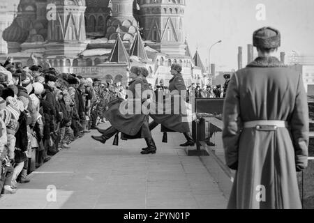 1985 Uhr: Eine Menge beobachtet den Wachwechsel der Ehrengarde am Lenin-Mausoleum auf dem Roten Platz in Moskau vor dem St. Basilius-Kathedrale. Stockfoto