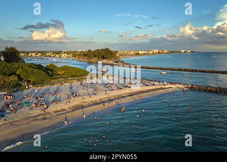 Der Nokomis Beach im Sarasota County, USA, aus der Vogelperspektive. Viele Leute genießen die Urlaubszeit, schwimmen im Golf und entspannen sich in der warmen Sonne Floridas Stockfoto