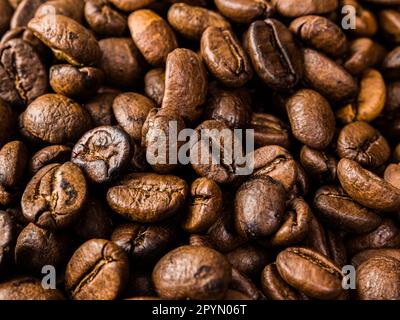 Eine Nahaufnahme von einem Haufen frisch gerösteter Kaffeebohnen Stockfoto